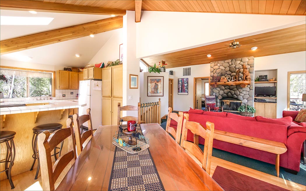 Fully equipped kitchen with breakfast bar.