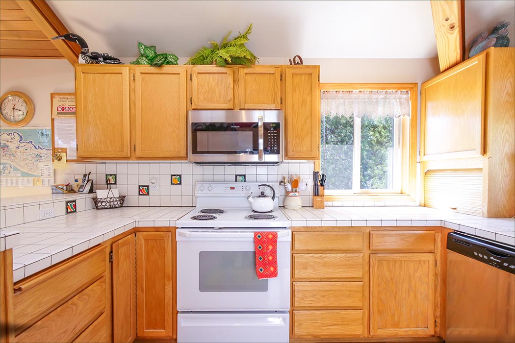 Sunriver electric kitchen fully equipped and ready for meals at home.