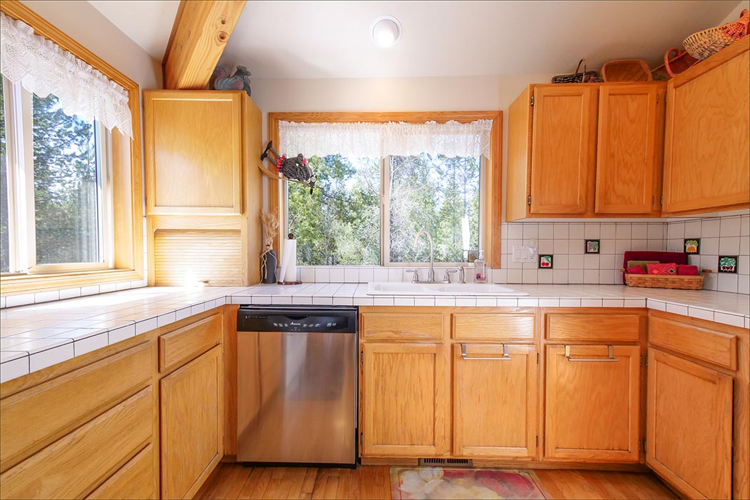 Sunriver electric kitchen fully equipped and ready for meals at home.