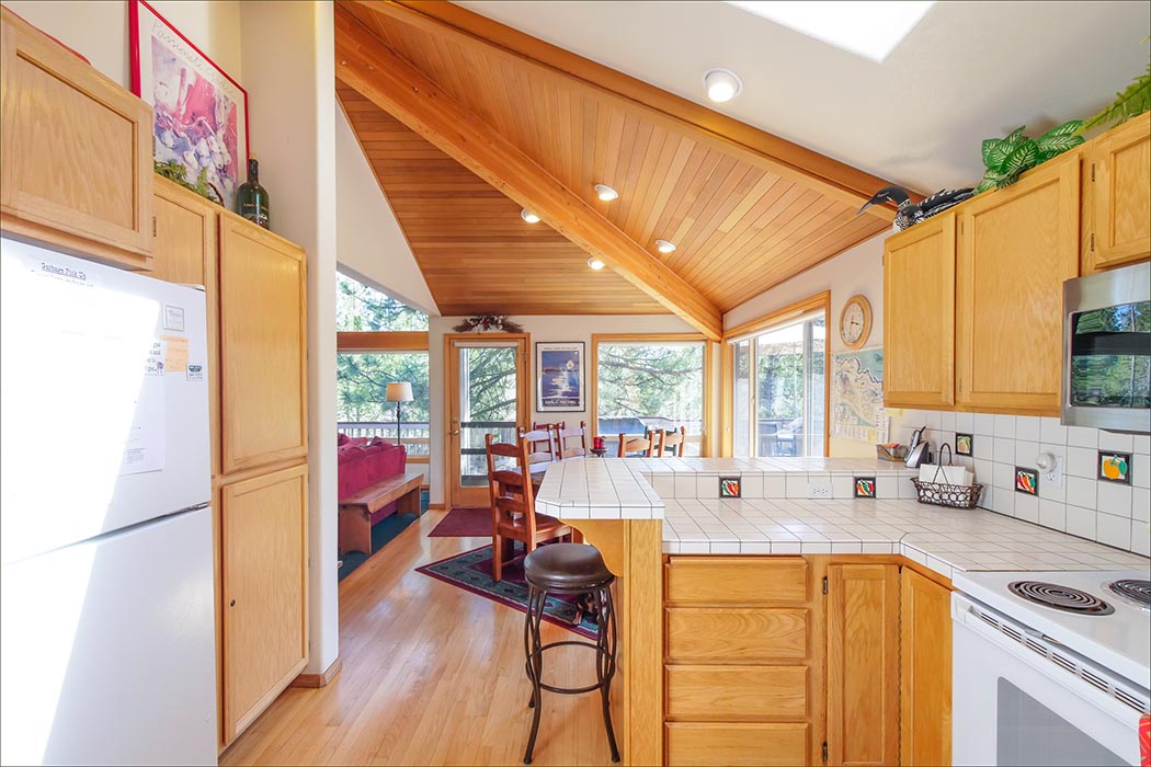 Sunriver electric kitchen fully equipped and ready for meals at home.