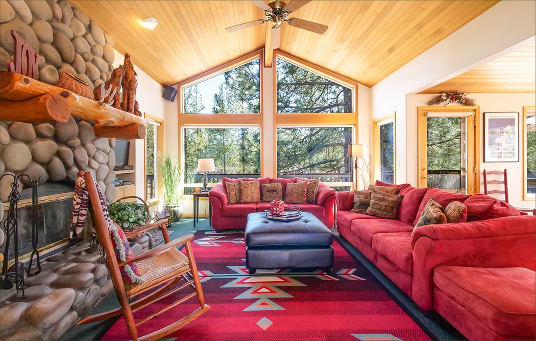 Large Sunriver vacation rentals livingroom. Wonderful for large ski groups and family get togethers in Central Oregon!