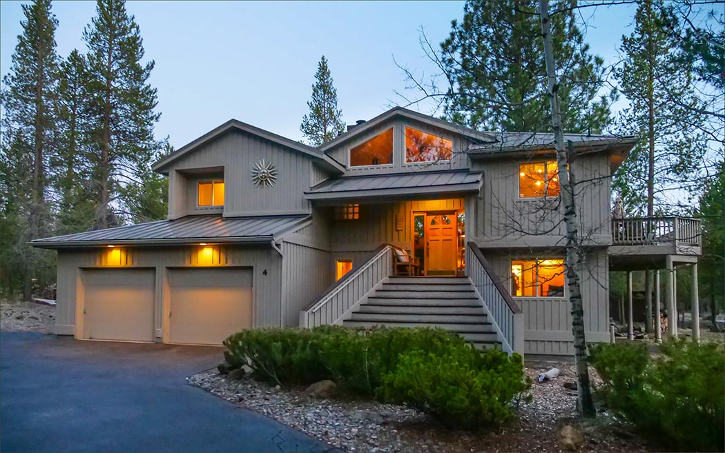 Great for family reunions, Central Oregon 3 Bedroom Sunriver vacation rental home sleeps 8!