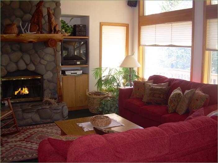 Large Sunriver vacation rentals livingroom.  Wonderful for large ski groups and family get togethers in Central Oregon!