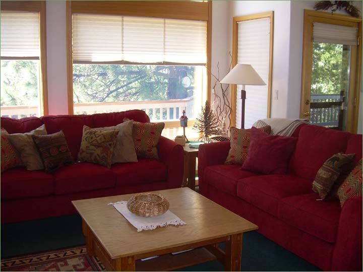 Large Sunriver vacation rentals livingroom.  Wonderful for large ski groups and family get togethers in Central Oregon!
